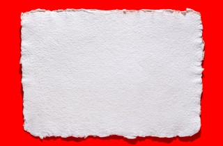 Carta fatta a mano da vecchi fogli: il procedimento da provare subito