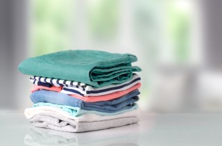 Come togliere le pieghe dai vestiti senza stirare: 7 trucchi da provare subito