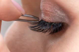 Come applicare le ciglia finte: la tecnica per principianti