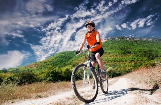 Come vestirsi e cosa portare per andare in mountain bike quando fa caldo