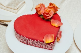 Torte a forma di cuore decorate con fiori freschi: 7 idee per le decorazioni