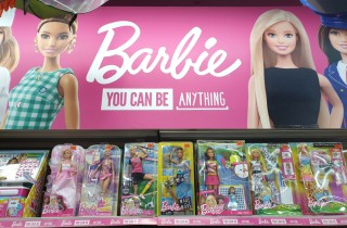 Sarah Gilbert diventa Barbie per avvicinare le ragazze alla scienza