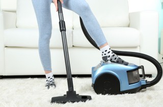 Come aspirare la polvere e le ragnatele da soffitto e pareti