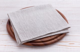 Foglie autunnali: come usarle per decorare tovaglioli di stoffa