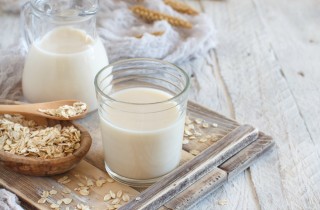 Latte di avena vs latte di mandorle, quale scegliere e perché