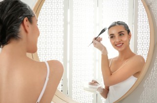 Come evitare di macchiare i capelli con le colorazioni