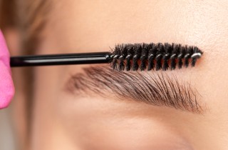 Che cos'è la laminazione della sopracciglia