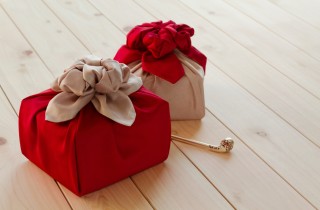 Confezione regalo con fiocco: bastano un bojagi coreano e pochi passaggi
