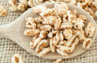 Farro soffiato al miele: come si fa per uno snack energico