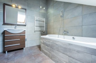 Come pulire e lucidare le mattonelle del bagno