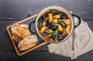 Cozze con le patate al forno: la ricetta del secondo estivo