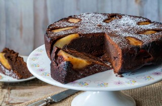 Come preparare la torta cioccolato e pere per la colazione, la ricetta facile