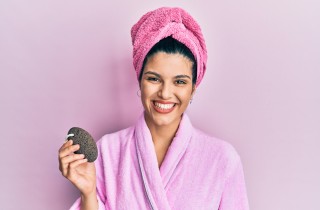 Come utilizzare la pietra pomice per esfoliare la pelle