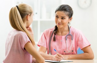 Prima visita ginecologica: quando portare tua figlia?