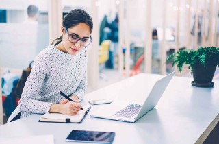 Cosa mettere e cosa non mettere sulla scrivania al lavoro