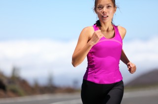 Come rimuovere l'odore di sudore sugli abiti da corsa