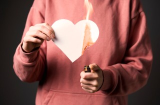 Love bombing: che cos'è e perché può essere tossico