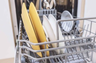 Come prendersi cura della lavastoviglie e farla durare più a lungo