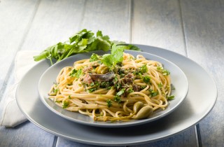 Spaghetti acciughe e prezzemolo, la ricetta primaverile