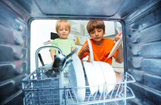 Lavastoviglie, gli errori che commetti caricando i piatti sporchi