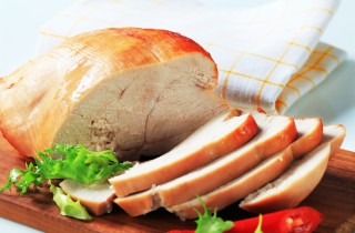 Arrosto di tacchino freddo con provola e rucola, la ricetta estiva