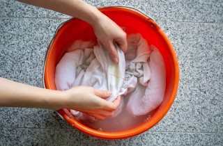 Come togliere le macchie di sudore e deodorante