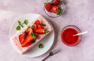 Semifreddo con fragole e menta, la ricetta estiva