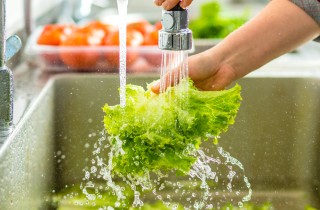 Devo lavare l’insalata in busta prima di mangiarla?