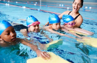 Come insegnare ai bambini a nuotare in sicurezza