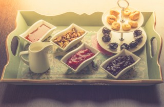 Tavolette da colazione di legno: come decorarle con il decoupage