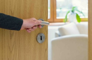 Sognare qualcuno che vuole entrare in casa: significato e numeri