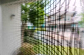 Come funzionano le zanzariere con schermatura solare