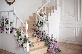 Come decorare una scala interna con i fiori per il matrimonio