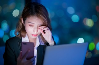 Luce blu, gli occhiali possono proteggere gli occhi?