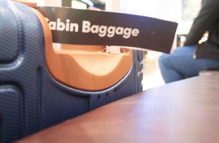 Qual è la differenza tra bagaglio a mano e borsa piccola?