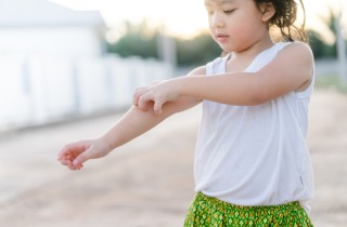 Come mai il bambino ha sempre prurito alla pelle?