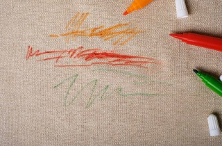 Macchie di pennarello sul divano: soluzioni per eliminarle