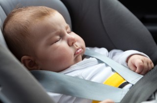 Cosa fare se il bambino piange nel seggiolino auto