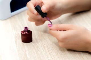 Perché lo smalto unghie forma grumi e si divide?