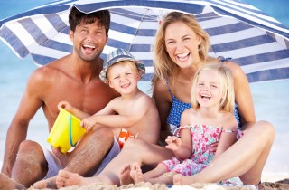 Quanto protegge l'ombrellone e perché ci si abbronza sotto: la spiegazione facile