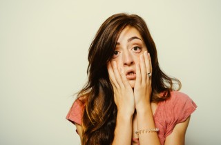 Come eliminare i segni della stanchezza dal viso