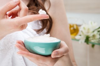 Come si usa il balsamo per capelli e quanto tempo va lasciato in posa?