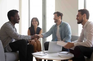 Le frasi da non dire mai secondo il galateo moderno