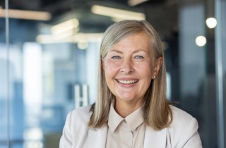 Come passare ai capelli grigi e abbandonare la tinta?