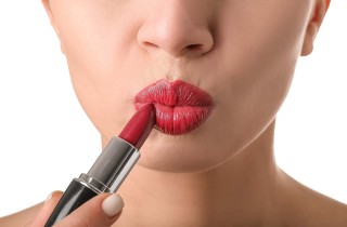 Come usare il rossetto per illuminare il viso
