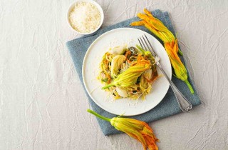 La ricetta delle tagliatelle ai fiori di zucca e prosciutto