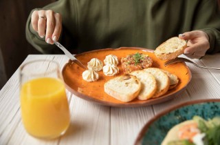 Galateo a tavola nel mondo: le regole che devi conoscere