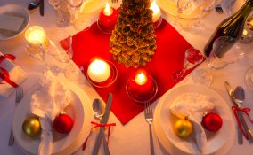 tavola-natale-oro-rosso-argento-apparecchiare