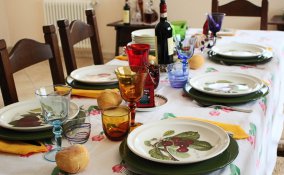 tavola domenica pranzo decorare apparecchiare cura dettagli calore famiglia