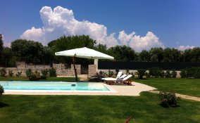 piscina casa esterno giardino nuotare aria aperta amici acqua manutenzione cloro pulizia